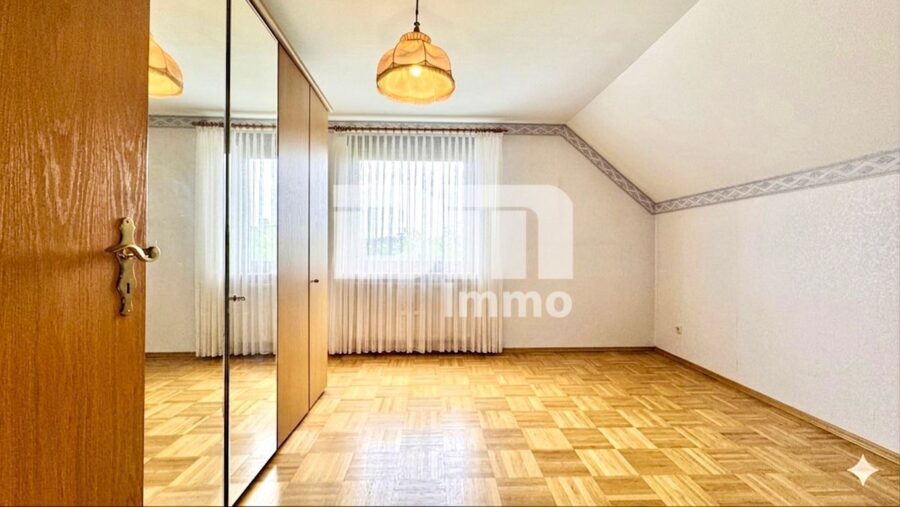 Großzügiges Einfamilienhaus in begehrter Lage mit Balkonen und Traumgarten + Terrasse - OG / DG Schlafzimmer Zugang Balkon 3